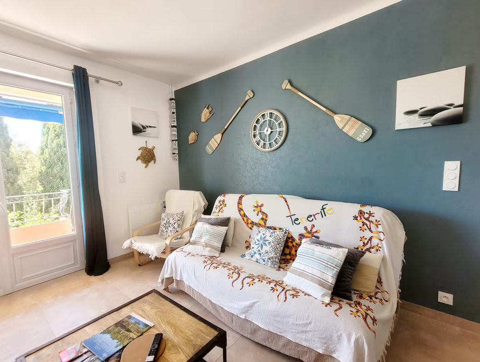 Photo de salon avec un canapé et des décorations au mur