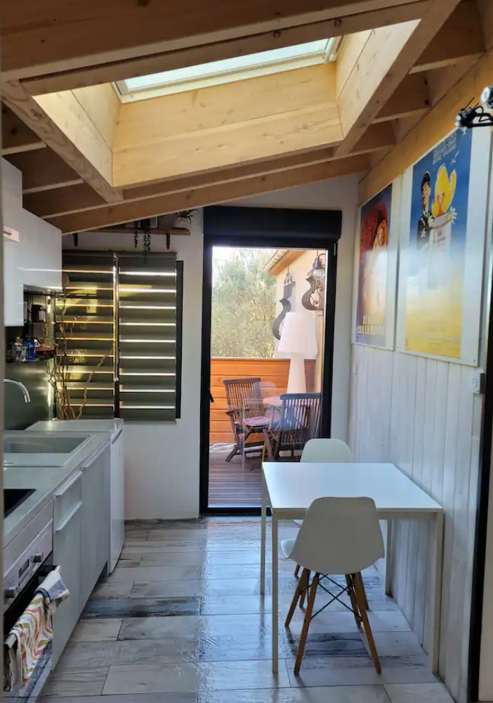 vu de la cuisine avec accès terasse