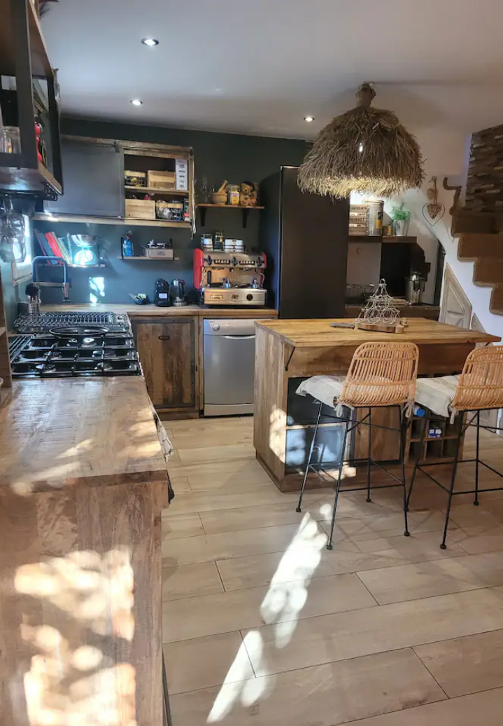 Photo d'un salon avec cuisine ouverte